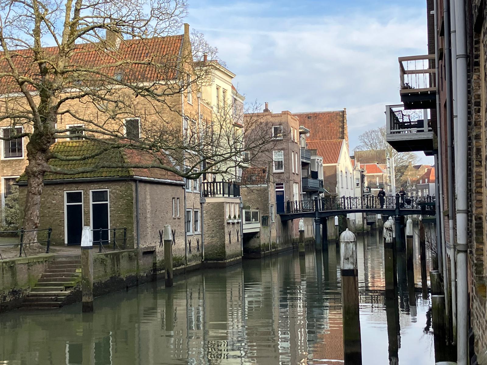 Doorgaans is de Pelserbrug vanaf de andere kant in de Voorstraatshaven vastgelegd, zodat de toren van de Grote Kerk in beeld komt. De plek is nauwelijs veranderd. Foto Beeldbank ca. 1960